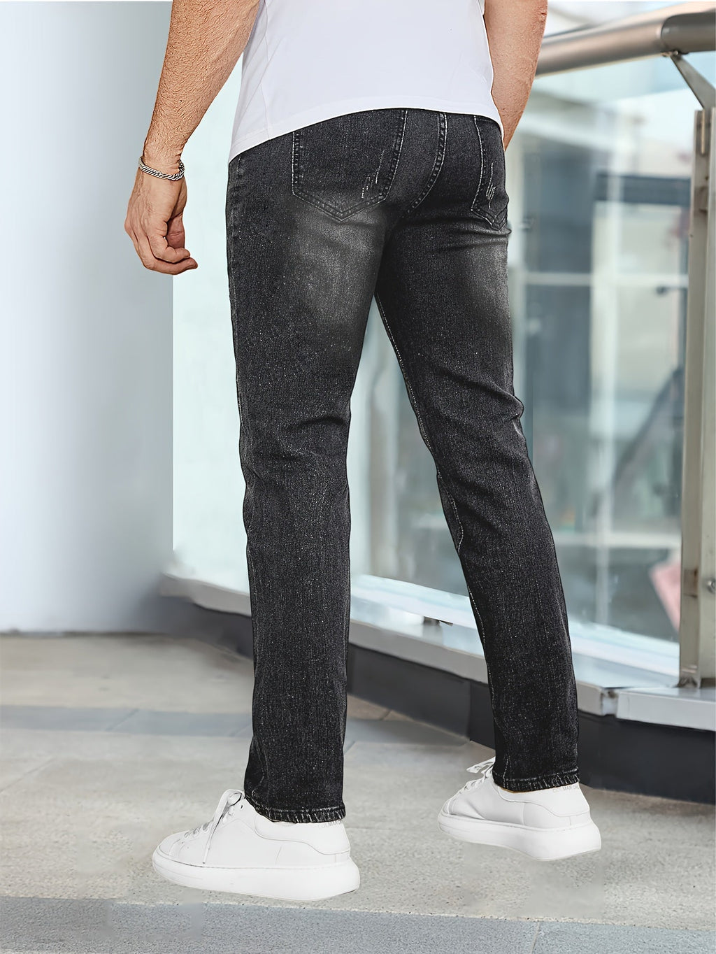Męskie dżinsy o dopasowanym kroju (slim fit)