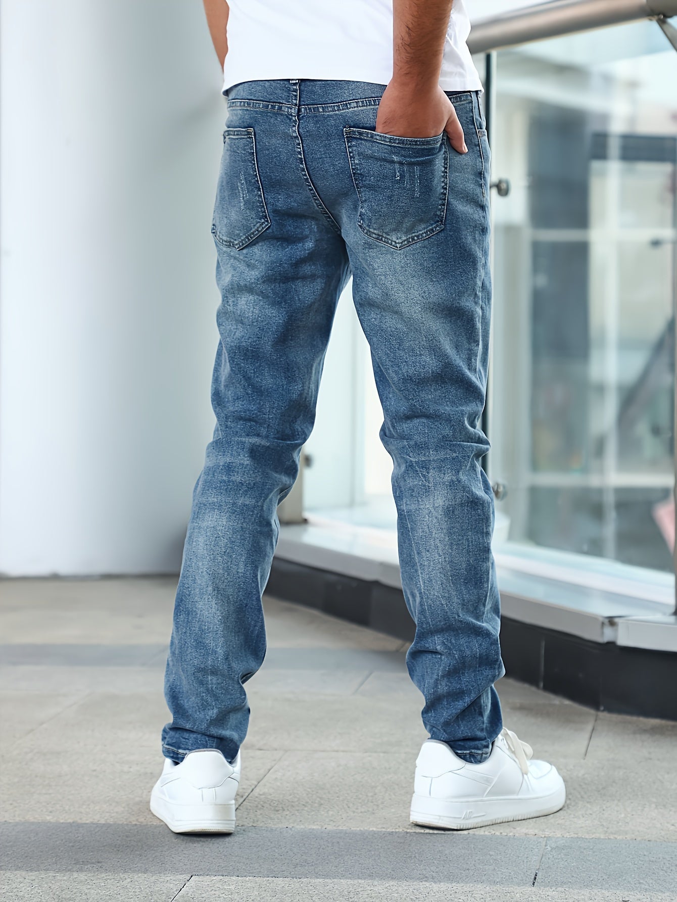Męskie dżinsy o dopasowanym kroju (slim fit)