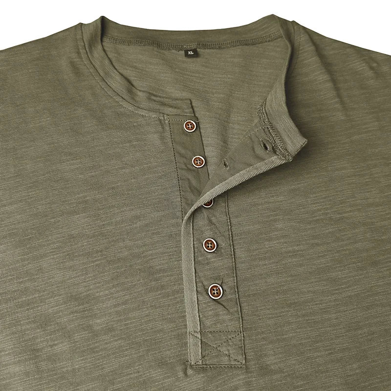 MĘSKI T-SHIRT Z GUZIKAMI POD SZYJĄ